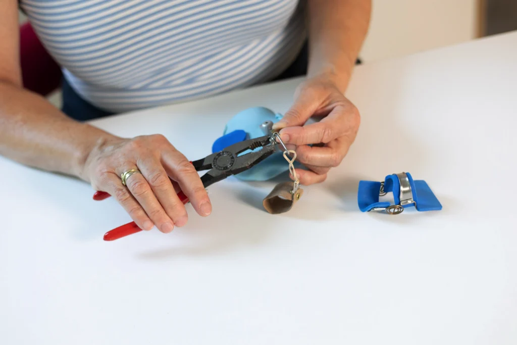 Ergotherapeutin baut an einer Fingerschiene